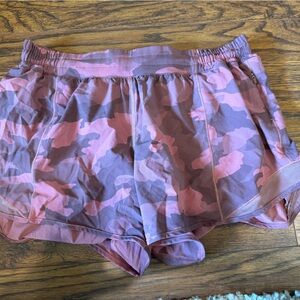 Lululemon Hotty Hot Shorts 4inch EUC Pink Camo